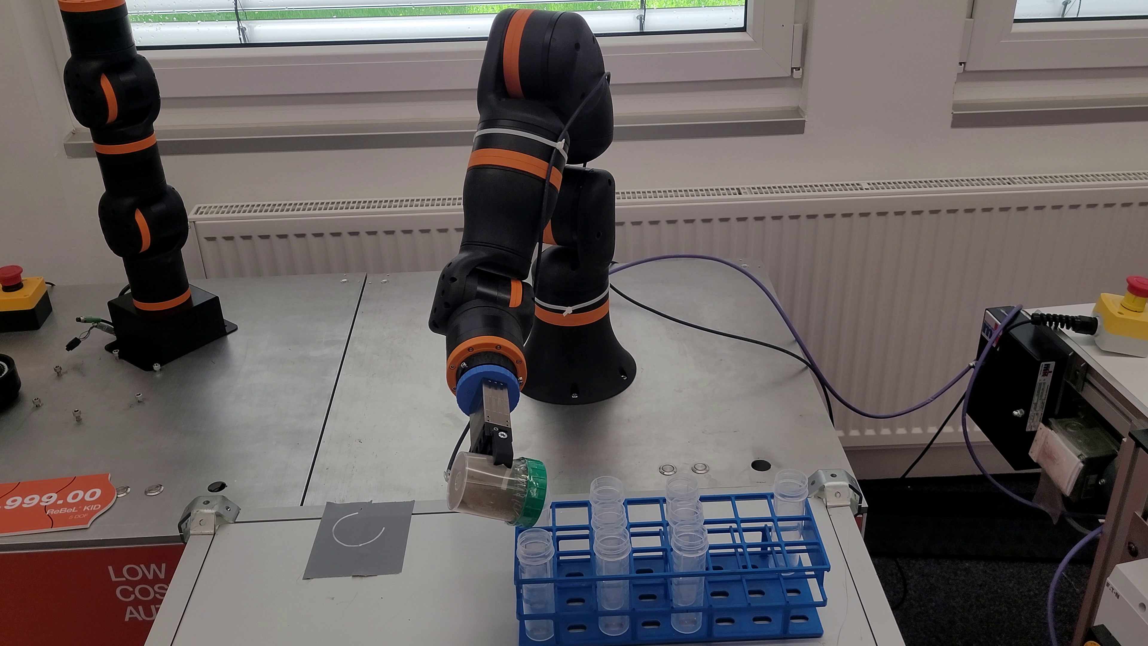 Poeder doseren met igus 6-assige robot