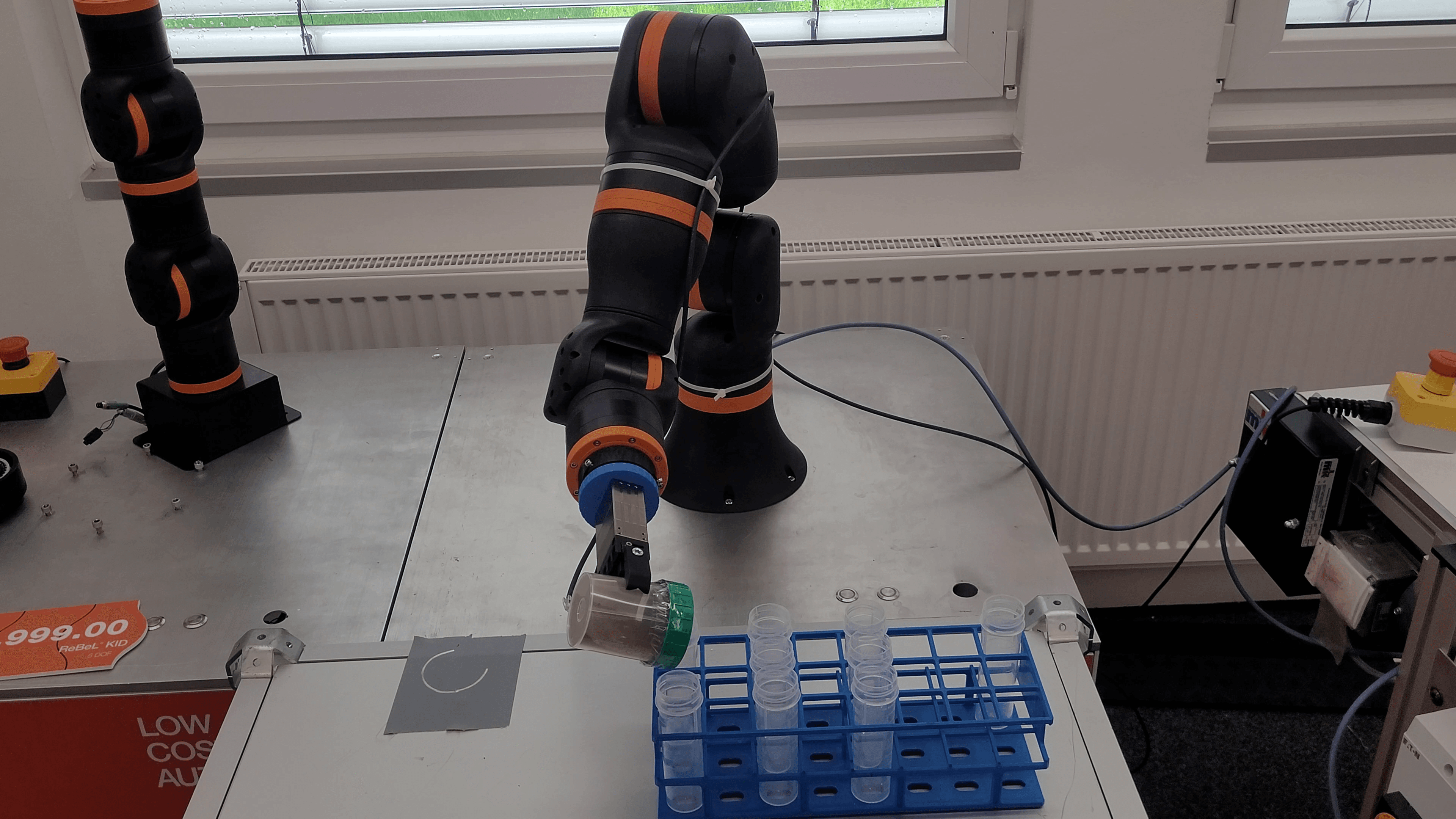 Poeder doseren met igus 6-assige robot